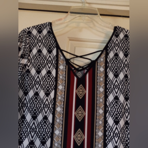 Black Geometric Design Colors - Picture 2 of 3